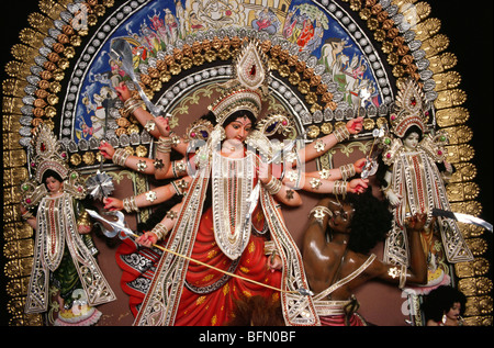 Durga Puja Festival; Göttin Idol montiert auf Löwen töten Dämon; Indien Stockfoto