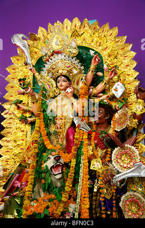 SNS 60888: Durga Puja Festival; Göttin Idol montiert auf Löwen töten Dämon; Indien Stockfoto