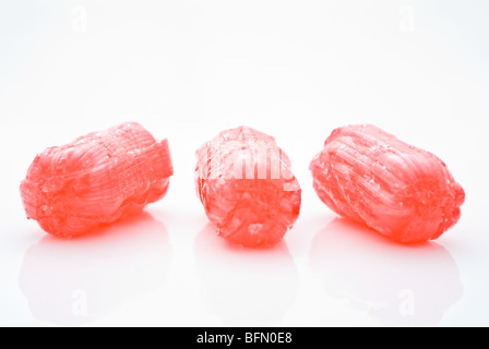 Rote Süßigkeiten auf weißem Hintergrund mit Reflexion Stockfoto
