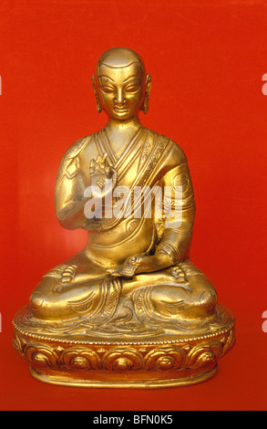 Buddha Messingstatue auf rotem Hintergrund Stockfoto