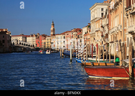 Italien, Veneto, Venedig, San Polo, Sestiere di San Marco, der Canal Grande bei Sonnenuntergang mit der Rialto-Brücke im Hintergrund. Stockfoto