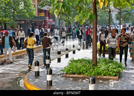 Kenia, Nairobi.  Einem anstrengenden Vormittag Straßenszene in Mama Ngina Street, Nairobi. Stockfoto