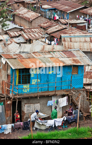 Kenia, Nairobi.  Ein Friseursalon in Kibera, einem der größten Slums der Nairobi s. Stockfoto