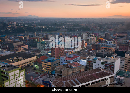 Kenia, Nairobi. Nairobi bei Tagesanbruch mit Mount Kenya (rechts) und Aberdare Berge in der Ferne. Stockfoto