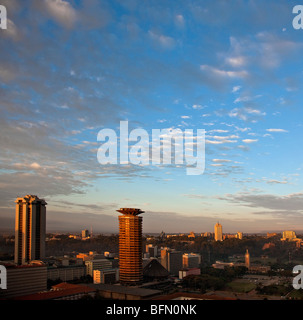 Kenia, Nairobi. Nairobi bei Sonnenaufgang mit den runden Turm von Kenyatta Konferenzzentrum im Vordergrund. Stockfoto