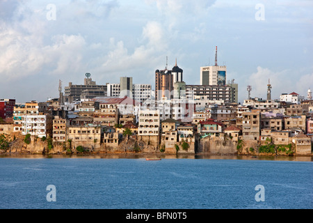 Kenia, Mombasa. Das Wasser vor der alten Dhau-Hafen in Mombasa mit modernen Hochhäusern im Hintergrund. Stockfoto