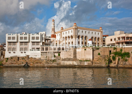 Kenia, Mombasa. Moderne Gebäude und eine Moschee am Wasser entlang der alten Dhau-Hafen in Mombasa. Stockfoto