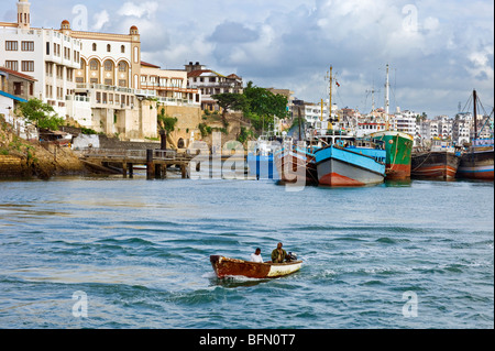 Kenia, Mombasa. Das Wasser vor der alten Dhau-Hafen in Mombasa jetzt flach ausgearbeitet Schiffe für Küstenfahrt verwendet. Stockfoto