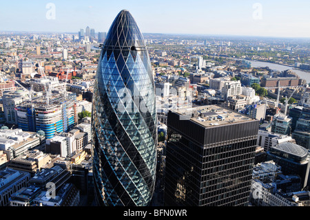 Die Schweizer Rück-Gebäude (The Gherkin) um 30 St Mary Axe in The City of London, entworfen von Sir Norman Foster. Stockfoto