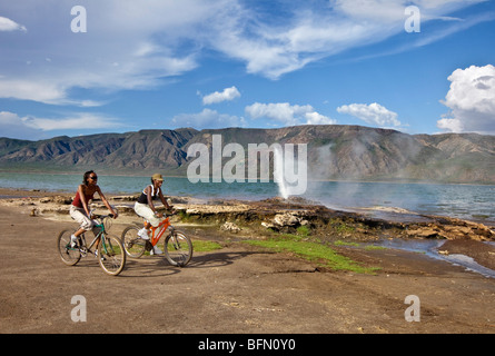 Kenia, Bogoria. Zwei Mädchen fahren vorbei an den Geysiren und heißen Quellen neben Lake Bogoria, einer alkalischen See das Great Rift Valley. Stockfoto