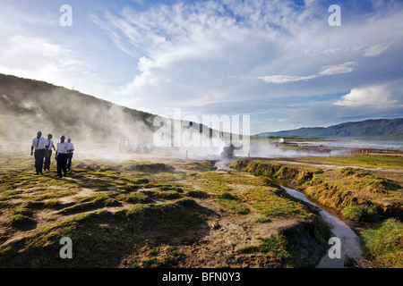 Kenia, Bogoria. Schülerinnen und Schüler auf eine offizielle Schulausflug besuchen Sie die Geysire und heißen Quellen neben Lake Bogoria. Stockfoto