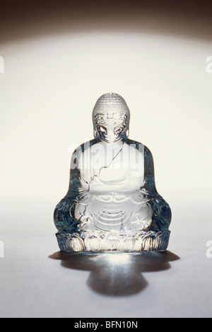 Kristallglas Buddha auf weißem Hintergrund Stockfoto