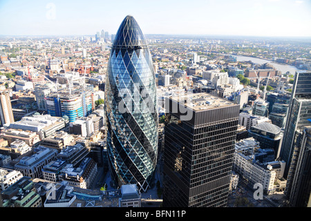 Die Schweizer Rück-Gebäude (The Gherkin) um 30 St Mary Axe in The City of London, entworfen von Sir Norman Foster. Stockfoto