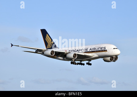 Ein Airbus A380 von Singapore Airlines im Endanflug bis zur Landung - mit dem Fahrgestell gesenkt Stockfoto