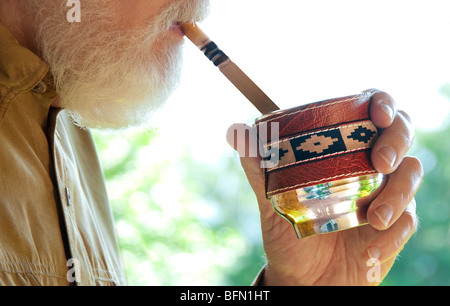 Ältere Menschen trinken aus einer Tasse Mate in Argentinien Stockfoto