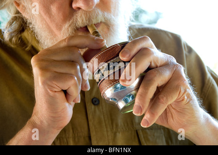 Ältere Menschen trinken aus einer Tasse Mate in Argentinien Stockfoto
