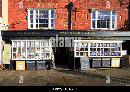 Ihr älteste Apotheke Shoppe in England, Marktplatz, Knaresborough, North Yorkshire, England, Vereinigtes Königreich. Stockfoto