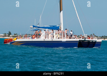 Der Katamaran Steinadler unterhält Urlauber einen Tagesausflug auf Sint Maarten / Saint Martin in der Karibik Stockfoto