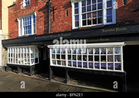 Ihr älteste Apotheke Shoppe in England, Marktplatz, Knaresborough, North Yorkshire, England, Vereinigtes Königreich. Stockfoto