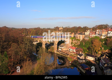 Northern Rail Zug auf dem Eisenbahnviadukt über den Fluss Nidd, Knaresborough, North Yorkshire, England, UK. Stockfoto