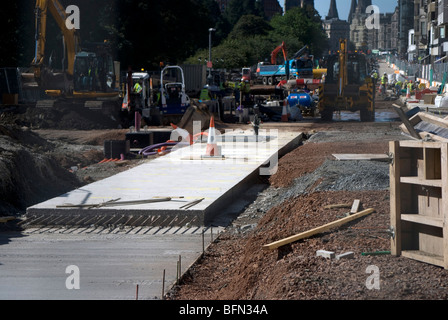 Teil der Straßenbahn arbeitet in Princes Street, Edinburgh. Stockfoto