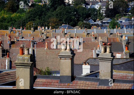 Schornsteine auf den Dächern der Häuser in brighton Stockfoto