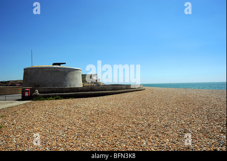 Martello-Turm am Strand von seaford Stockfoto