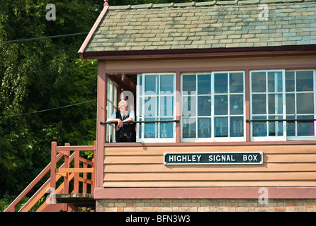 Highley auf die Severn Valley Railway mit freiwilligen Stellwerkswärter Überprüfung der Linie alte Eisenbahn Stellwerk Stockfoto