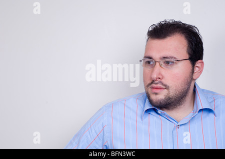 Ernster Mann wegsehen Stockfoto