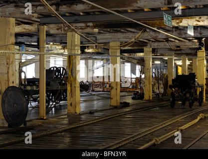 Historic Dockyard Chatham, nr London, Medway, Kent, England, UK; Innenansicht der Seil-Wanderung Stockfoto