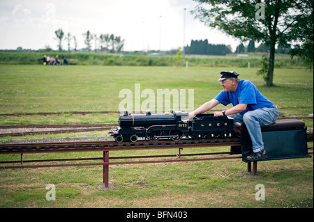 Miniatur-Eisenbahn-Enthusiasten Fahrten einer Miniatur-Eisenbahn in Canvey Insel, Essex. Stockfoto