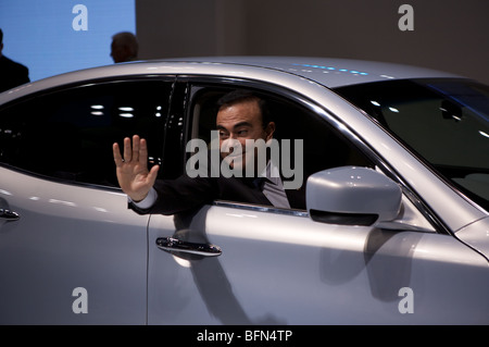 Carlos Ghosn CEO von Nissan Pose mit der Null Emission Nissan Auto auf der Tokyo Motor Show 2009. Stockfoto