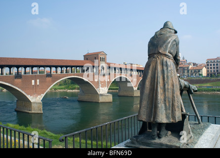 Wäscherin Denkmal und überdachte Brücke über den Fluss Ticino - Pavia Lombardei Italien Stockfoto