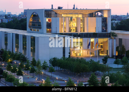 Kanzleramt, Bundeskanzleramt, Blick von der Reichstagskuppel, Dämmerung, Regierungsviertel, Bezirk Tiergarten, Berlin, Deutschland. Stockfoto