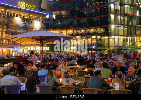 Atrium und Interieur des Sony Centers. Restaurants und Cafés unter dem Zeltdach in einer Sommernacht. Potsdamer Platz. Berlin. Stockfoto