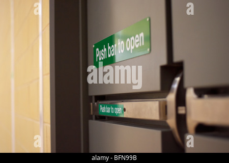 geschlossene Schiebebügel, Notausgang Doppeltüren in die uk-Tiefenschärfe zu öffnen Stockfoto
