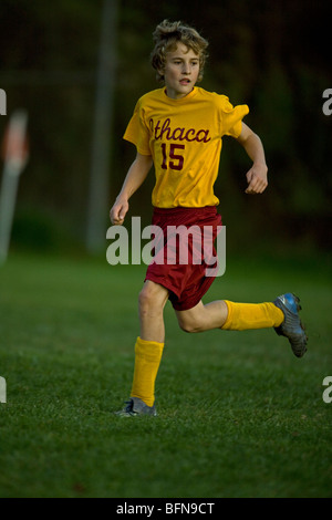 Jungen Alter von 12 Jahren spielen Fußball - New York - USA Stockfoto