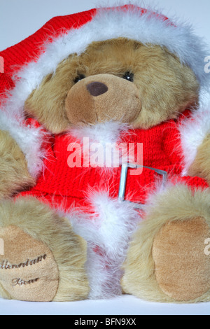 In der Nähe von weichem Plüsch Teddybär in der Weihnachtsmann Santa Claus Outfit gekleidet Stockfoto