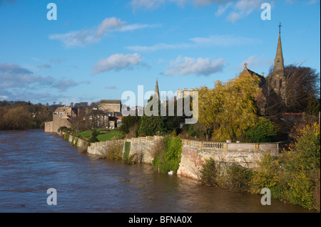 Fluss Tweed Kelso Schottland November 2009 Überschwemmungen Blick auf die Stadt von der Brücke mit Stützmauern Stockfoto