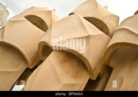 Schornsteine auf dem Dach des La Pedrera, entworfen vom Architekten Antoni Gaudi Barcelona Spanien Stockfoto