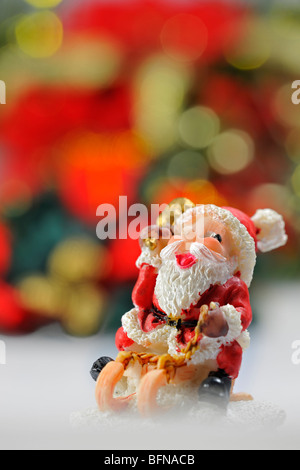 Nikolaus / Weihnachtsmann Figur auf Schlitten Stockfoto