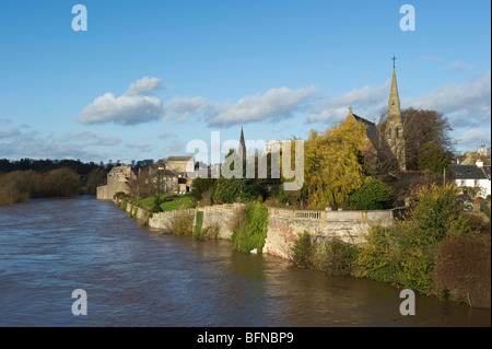 Fluss Tweed Kelso Schottland November 2009 Überschwemmungen Blick auf die Stadt von der Brücke mit Stützmauern Stockfoto