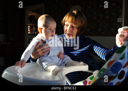 Großmutter unterhaltsam vier Monate alten Enkel Frau und Enkelkind Enkel uk Stockfoto