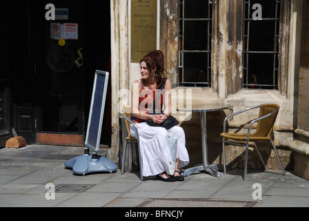 bunte Menschen Glastonbury High Street Somerset England Stockfoto