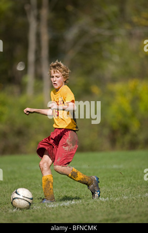 Jungen Alter von 12 Jahren spielen Fußball - New York - USA Stockfoto