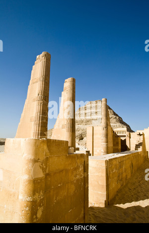 Blick auf den Schritt Pyramide des Pharao Djoser, wie vom Gericht Heb-Sed bei Sakkara in der Nähe von Kairo zu sehen Stockfoto