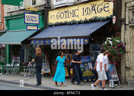 Bunte Ladenfront in Glastonbury High Street Somerset England Stockfoto