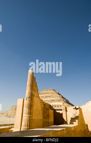 Blick auf den Schritt Pyramide des Pharao Djoser, wie vom Gericht Heb-Sed bei Sakkara in der Nähe von Kairo zu sehen Stockfoto