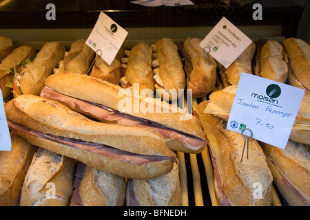 Schinken und Käse-Sandwich in die Schaufenster der Bakeshop in Paris, Frankreich. Stockfoto