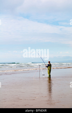 Mann Seefischerei in Pembrey Sands beach Mid Wales am hellen Tag Stockfoto